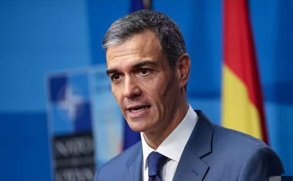 鹰酱：小西，跟你商量个事儿！
西班牙：哟，这不是鹰酱大老板吗？什么风把您吹来了？