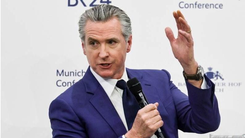 【纽森痛批特朗普关税政策为“非法敛财”】
美国加利福尼亚州州长加文·纽森在周五猛