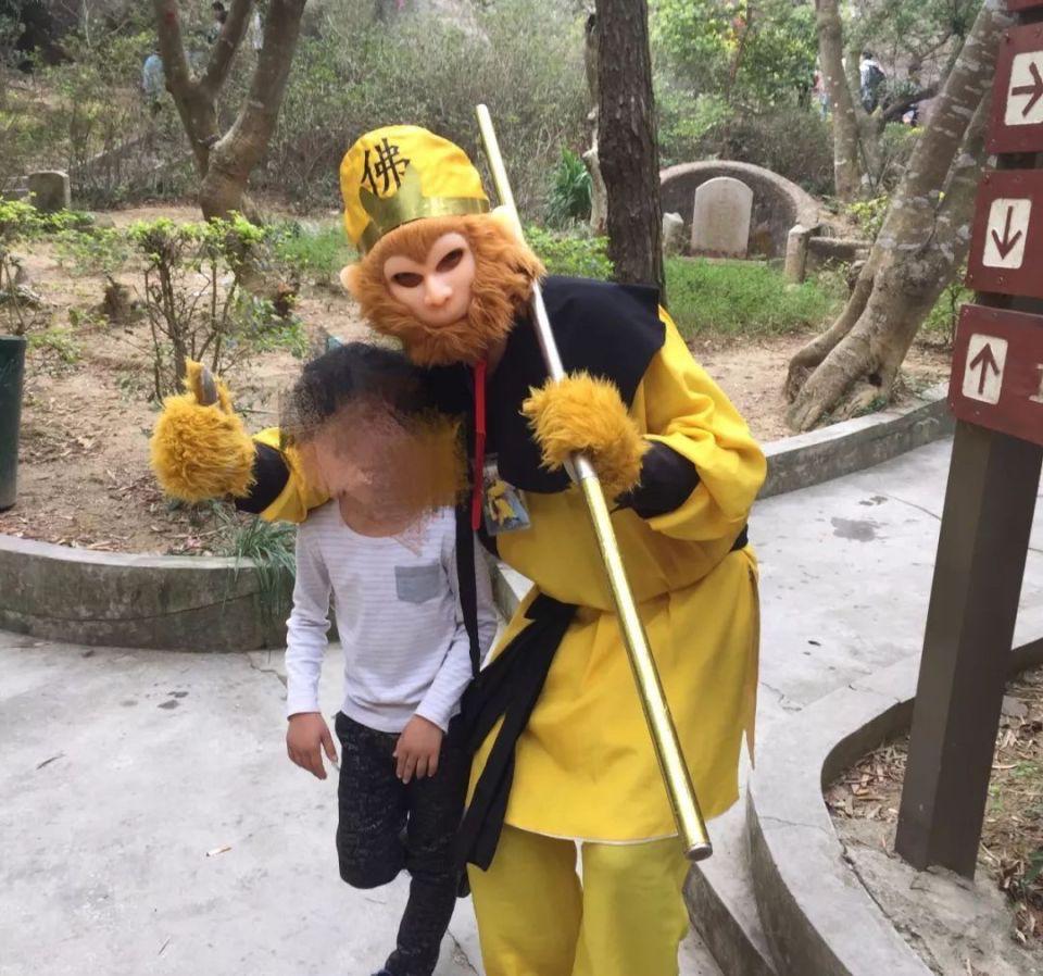 给你提供一个赚钱的方法，就看你用还是不用。在景区伪装成猴哥与游客拍照并收费，拍一
