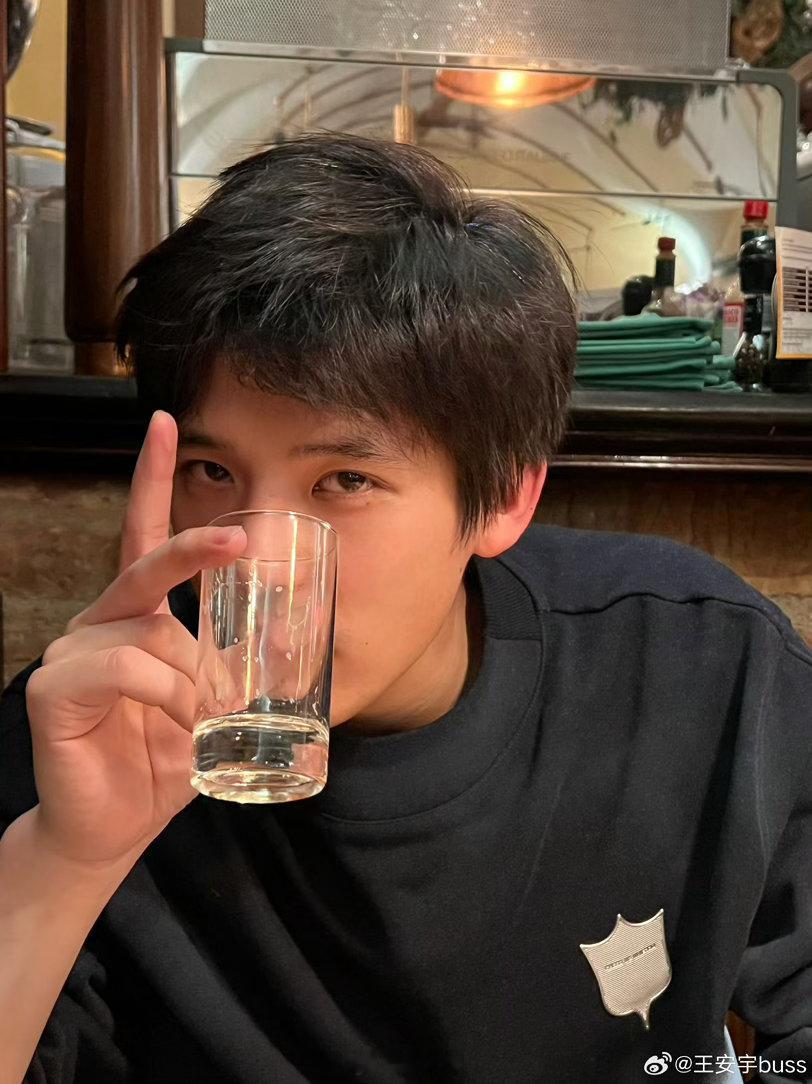 王安宇下班被激光笔照 疑似黑粉用激光笔照射王安宇 啊啊啊啊啊王安宇这样的男孩子，