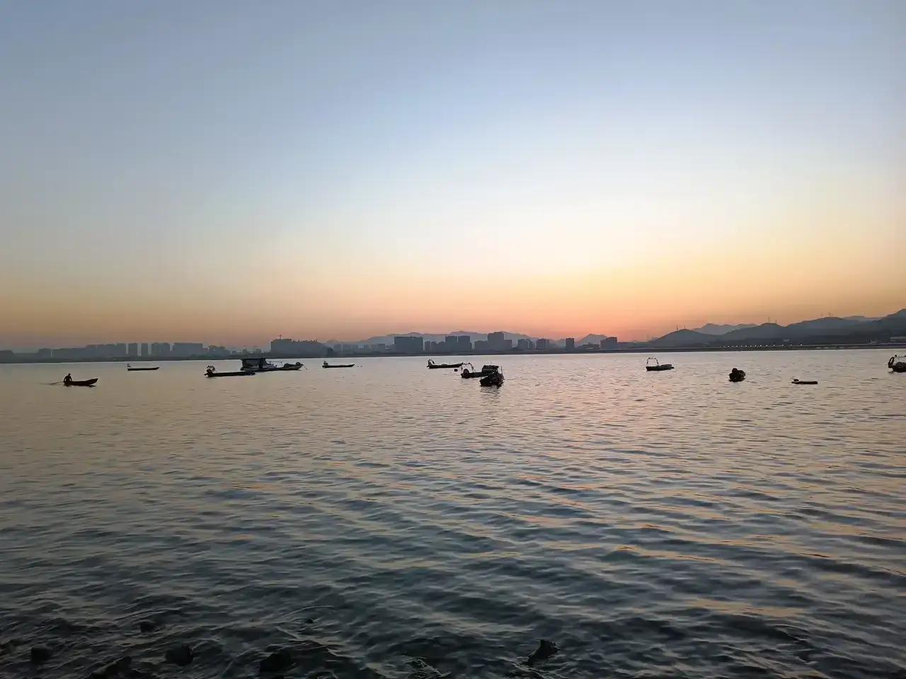 年轻人“为一场演唱会奔赴一座城”这就是头脑发热的行为，如果你经济实力允许，你可以
