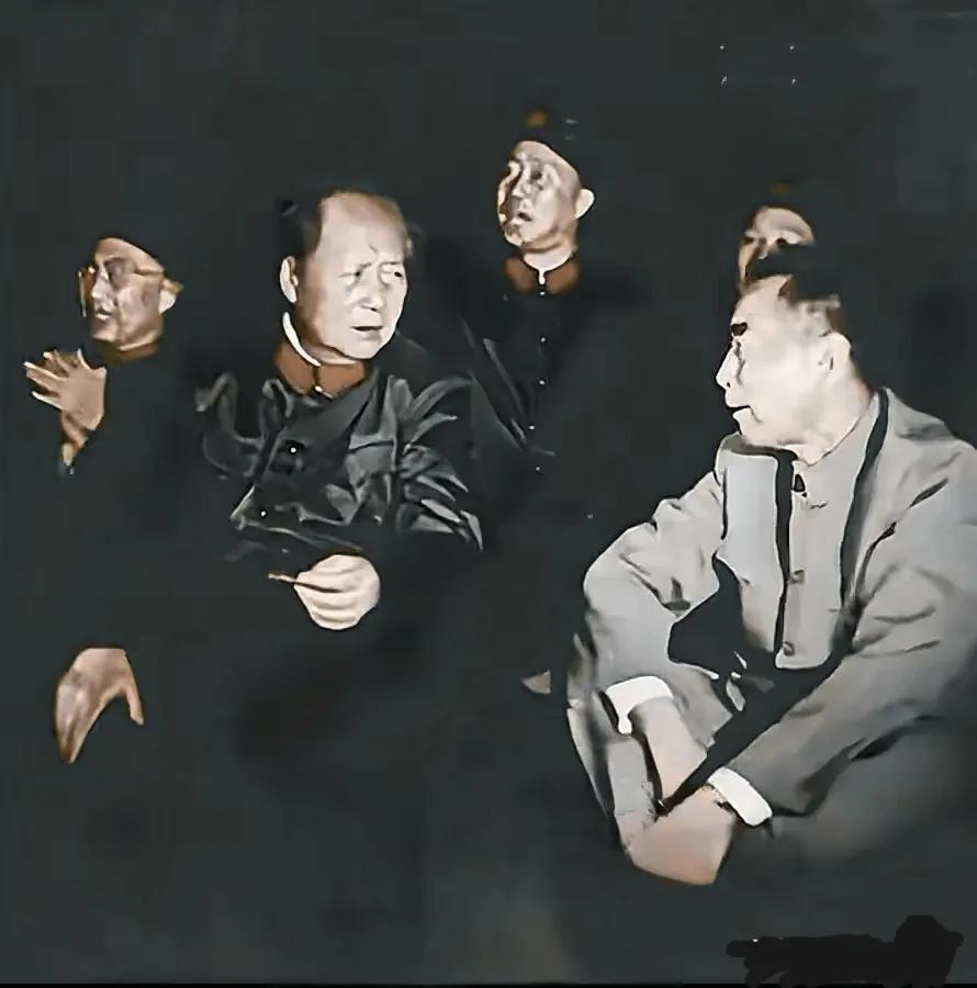 那年国庆夜晚，已过古稀之年之年的毛主席不顾众人反对，竟从天安门城楼观礼台上走下来