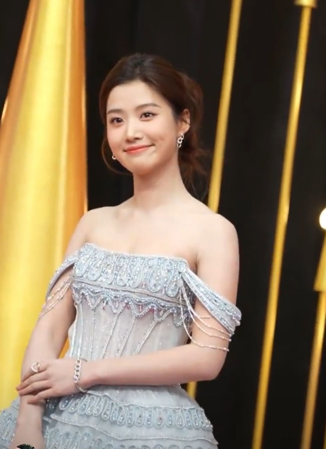 女明星卢昱晓参加活动走红毯照片曝光。之前很多网友都吐槽她身子长得有点壮。其实你看