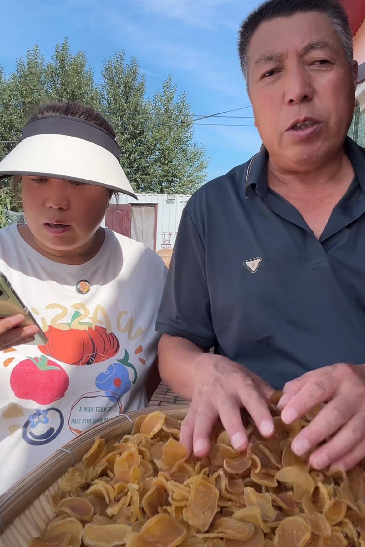 胖妞和爸爸现身直播间，分享土豆干制作秘诀！

胖妞与父亲一同现身直播间，带来了家