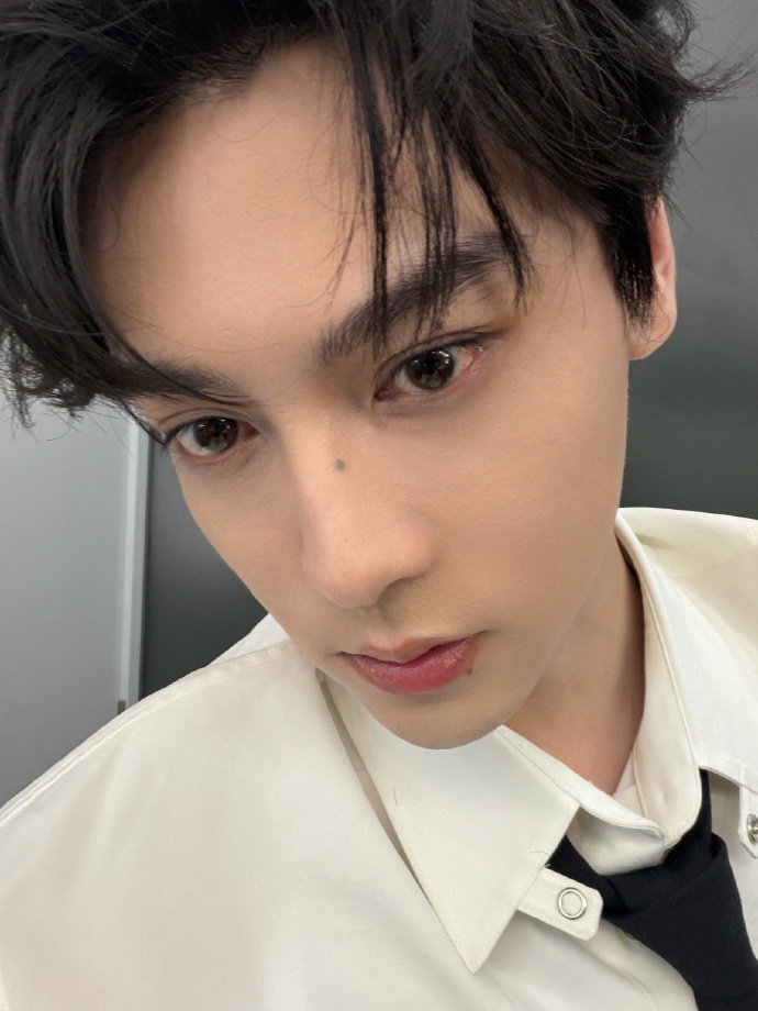 田栩宁晒了直播里的自拍🤳贵卡级别 