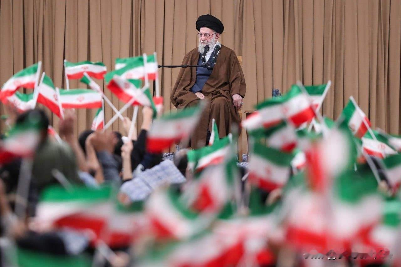 当地时间11月3日，伊朗最高领袖哈梅内伊通过国家电视台发表公开讲话，回应美国近期