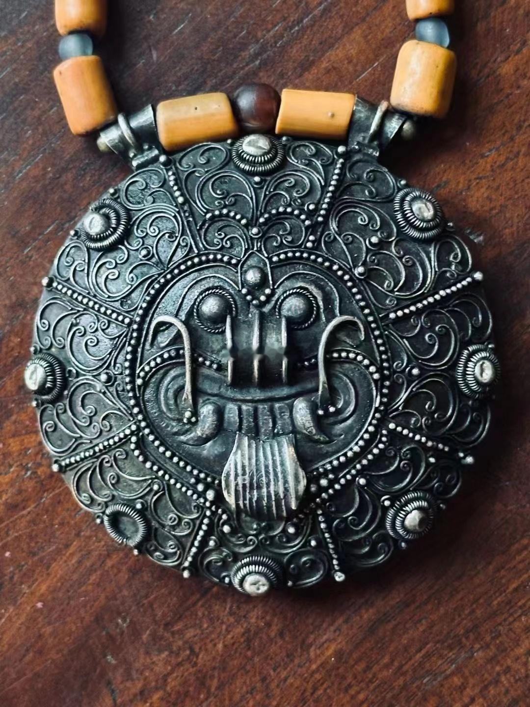 拿着在掸邦这条线问了一圈，见过的古巴阿赞都讲不一般。年代感告诉我一定有故事，阿赞