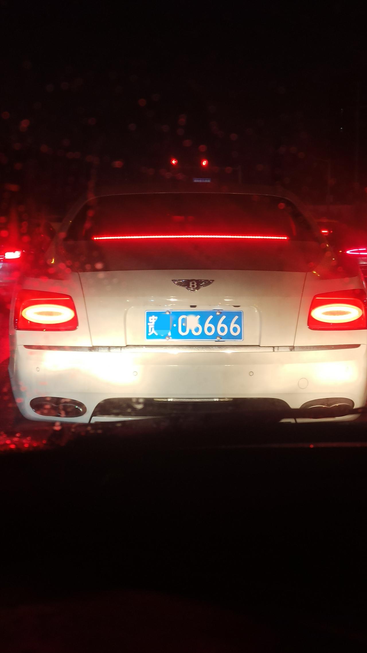 这车挺好看的，车牌号码也很拉风。为了欣赏这辆车，我尽力的往前靠了点，只是后来发现