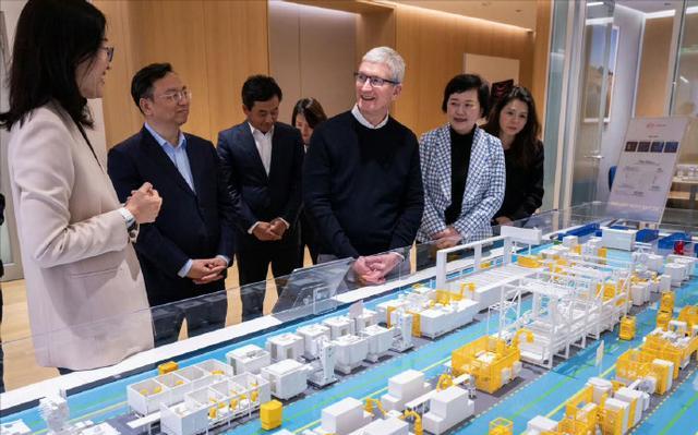 苹果车中国造？
今天网上流传出一张比亚迪董事长王传福与苹果公司CEOTim·Co