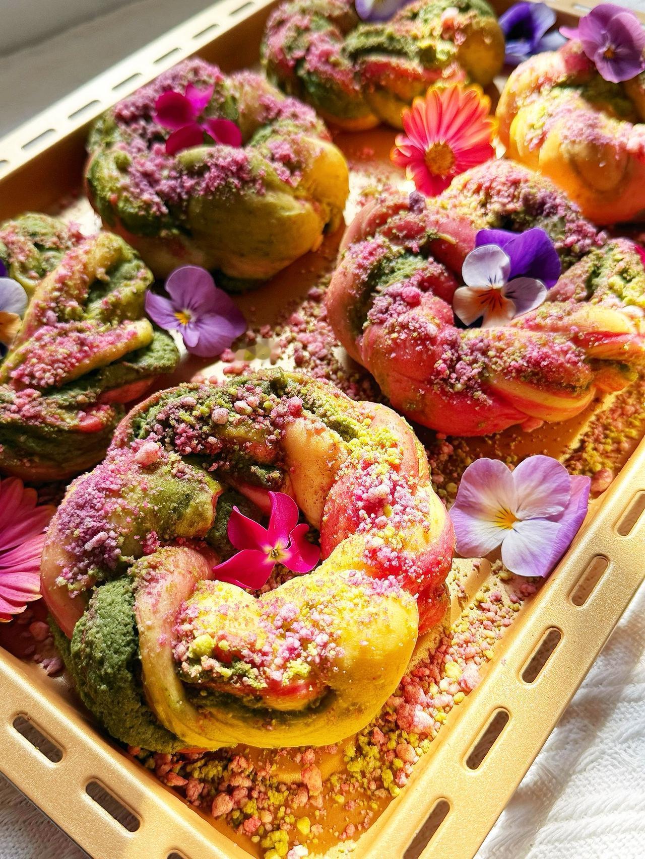 把春天揉进面团里

今天出炉一炉莫奈花园面包

用抹茶粉、仙人掌果粉调出春日限定