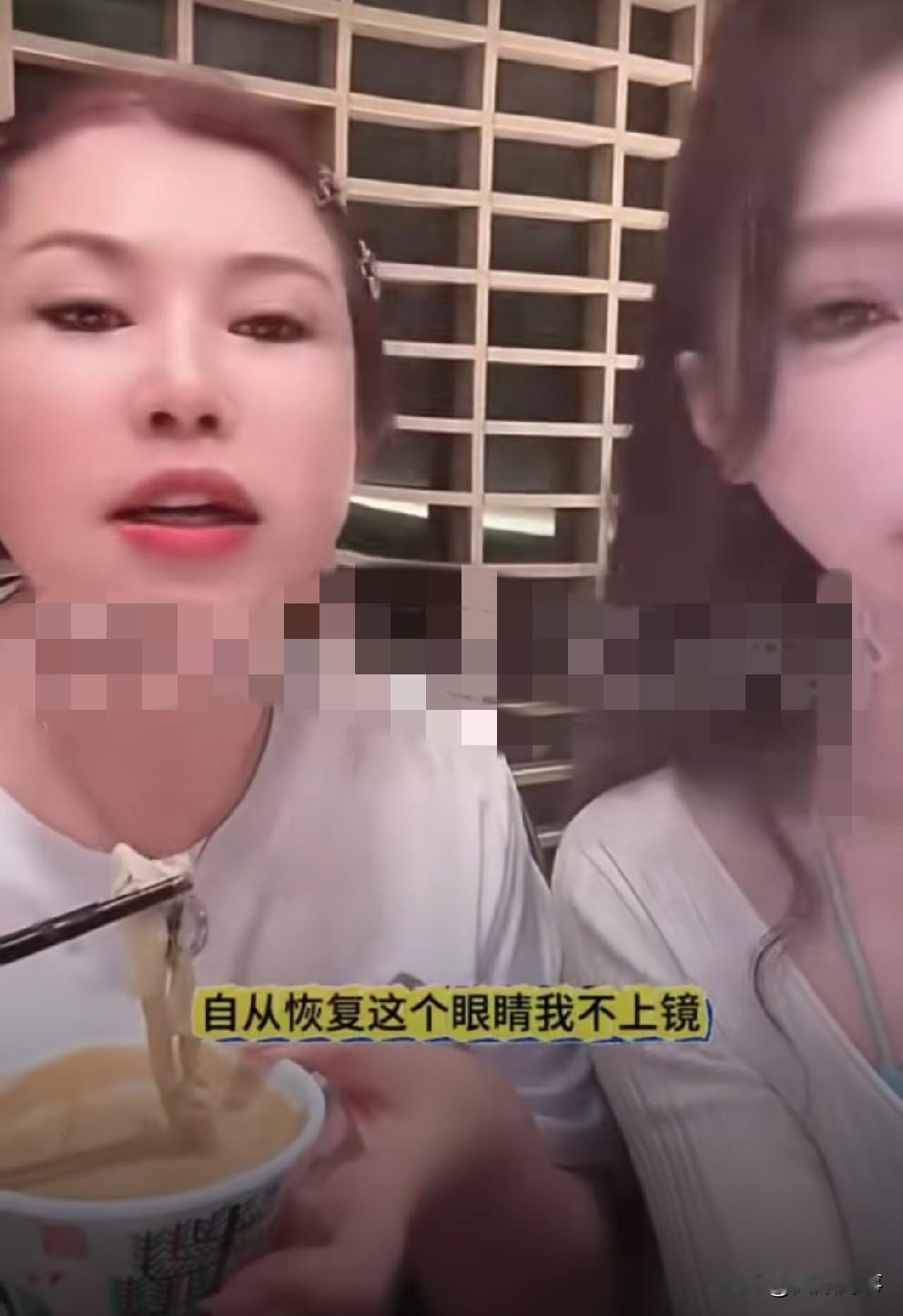 平荣傲娇展示身材，自夸容貌出众。

            平荣带着家人去上海游