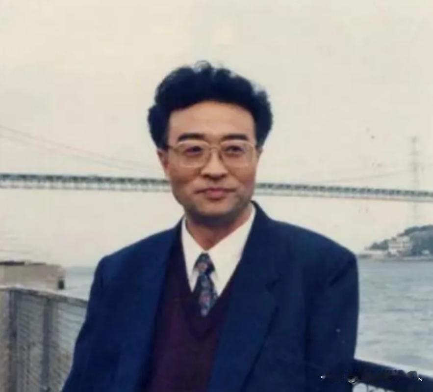 他名叫刘铁骑，是大贪官刘青山的儿子，父亲在1952年被枪毙的时候，刘铁骑才6岁，