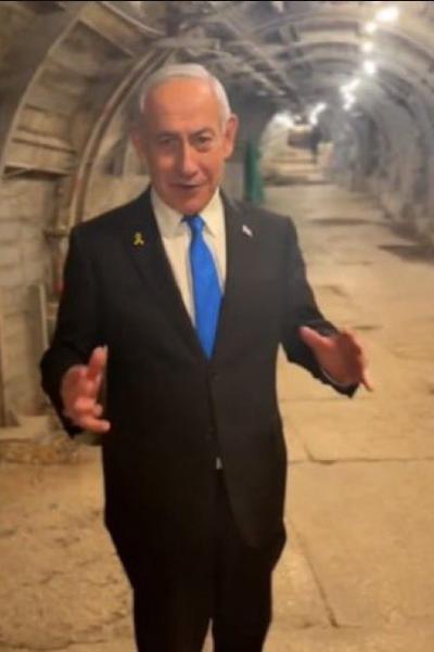 *地堡、大熊与账单*   虚构幽默笑话
这间安全屋与其说是“地堡”，倒不如说是一