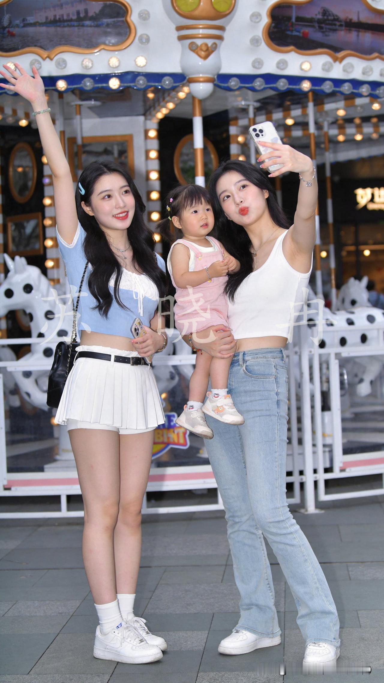 旋转木马的灯光温柔闪烁，我的小丫头漂亮的小姨、二姨宠成了小公主。一个负责举高逗乐