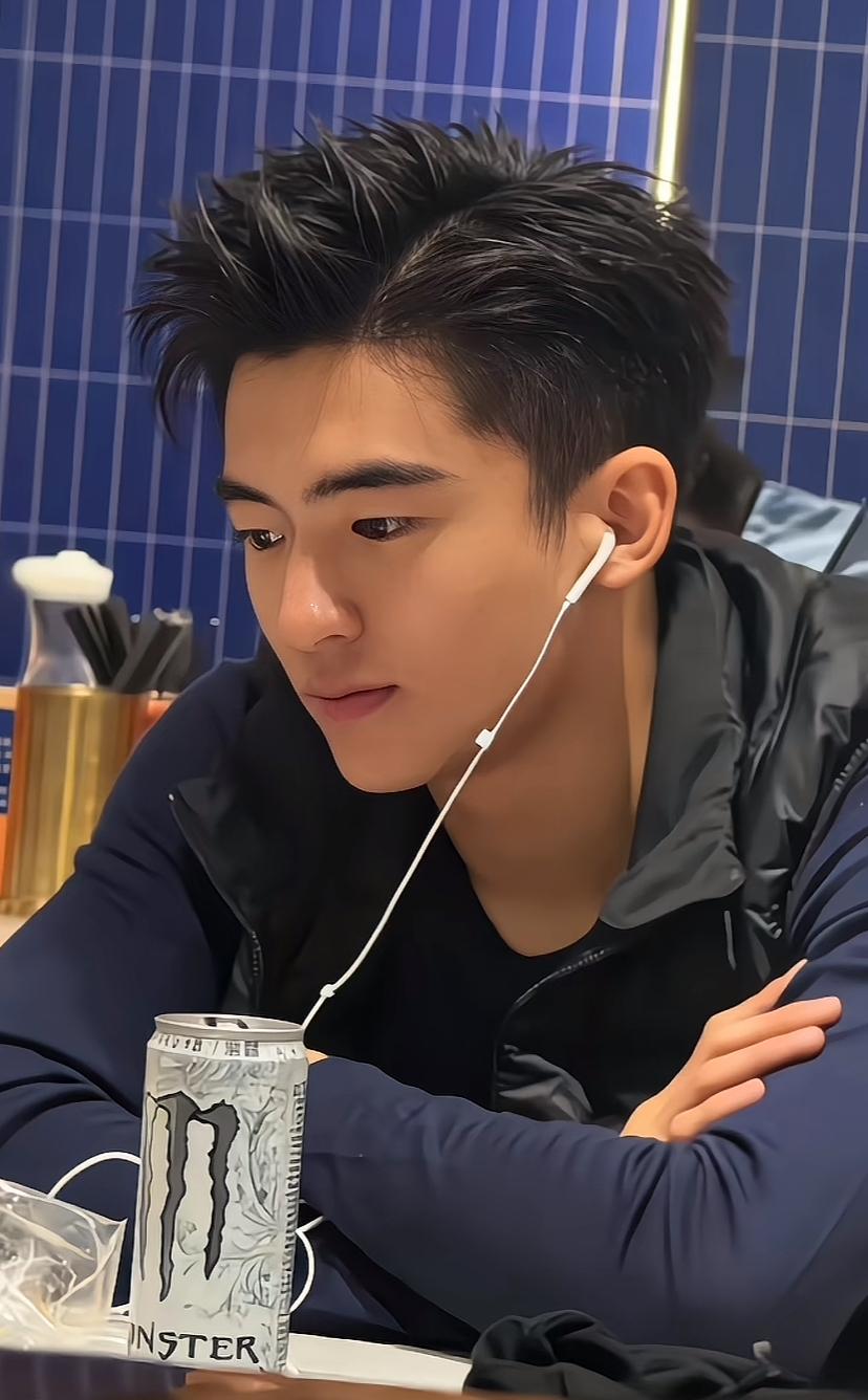 说张柏芝儿子不帅的人，应该是嫉妒他长得好看吧！张柏芝谢霆锋和两个儿子，长得应该都