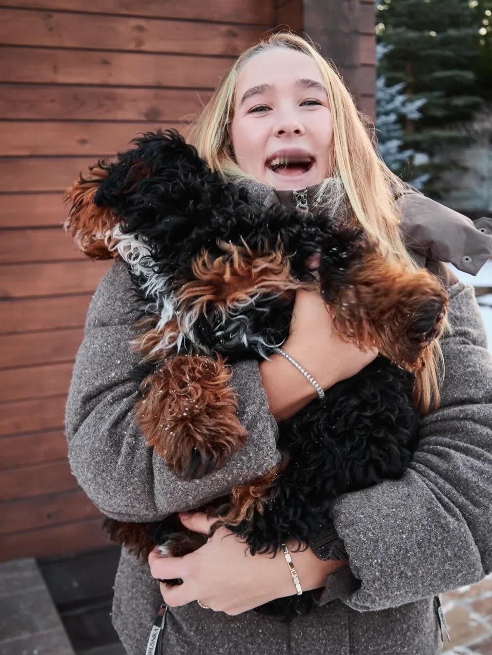 安德列娃休赛期养了一只狗🐶这是什么品种？