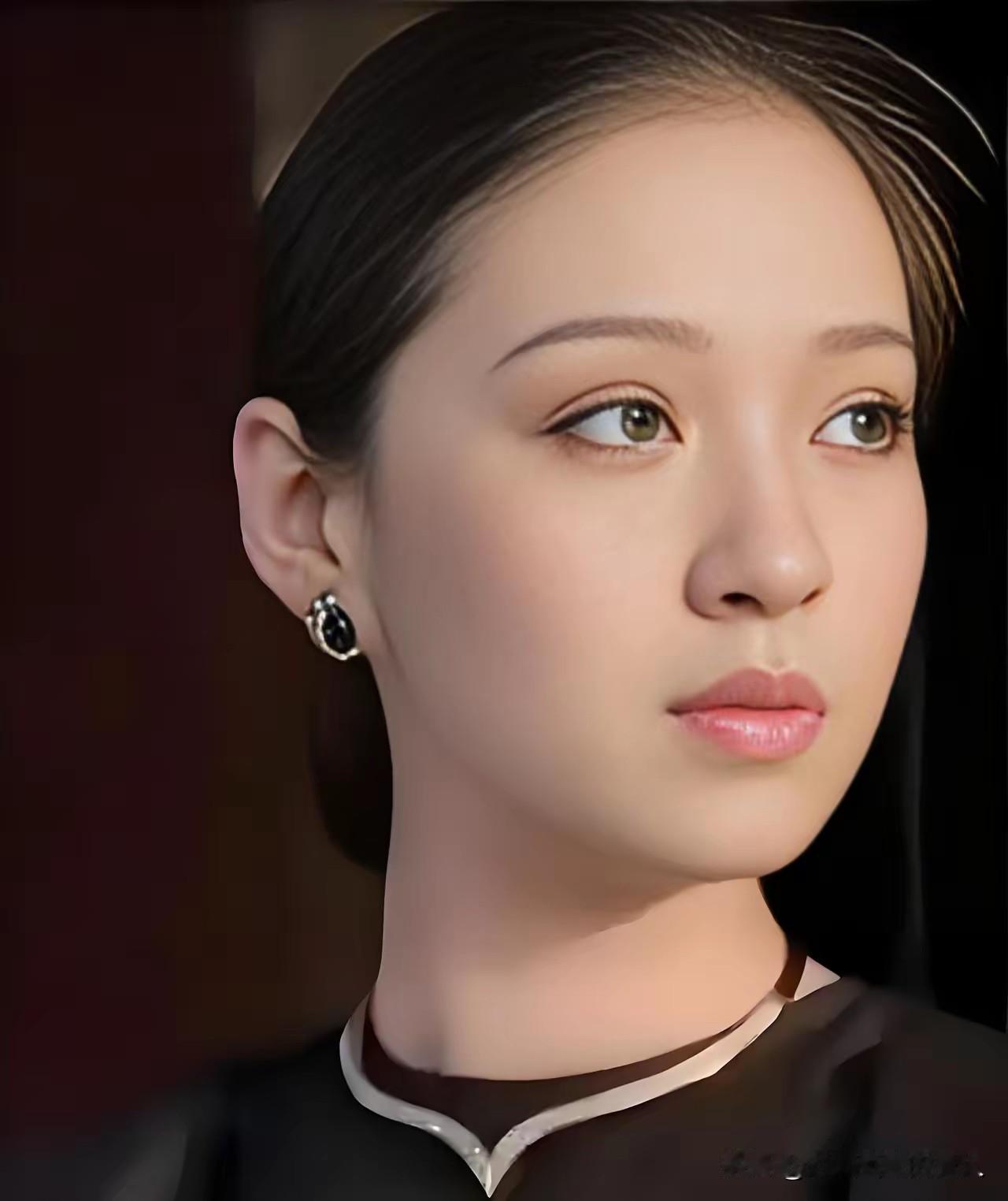 男人女人都是人，只要近距离接触，都是俗人一个。是俗人就要吃喝拉撒，放屁说胡话。