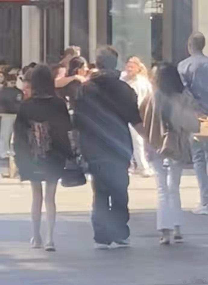 王思聪懒懒英国逛街，无视其他美女牵手很甜，懒懒瘦到比例不协调 