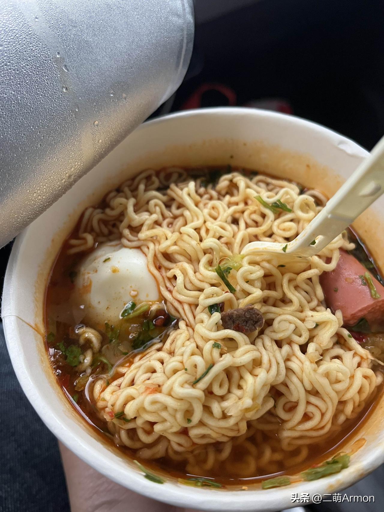 河南省考上午的行测考完了，外边下着雨，回到车上泡个泡面吃，一会睡一会，挺舒服的。