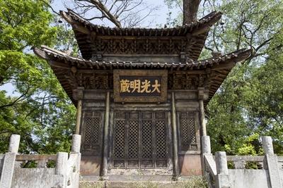 吴三桂与陈圆圆的结识一直是人们热议的话题。崇祯十六年春，吴三桂奉命率部驰援京师，