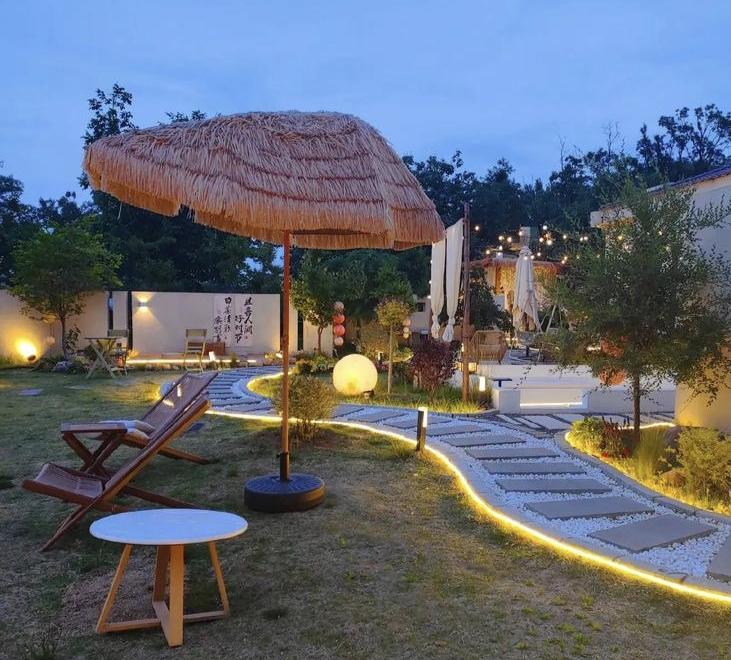 女子找饭店老板反映
有人在店里抽烟
老板：不好意思，你去禁烟餐馆吧，我们这里是允