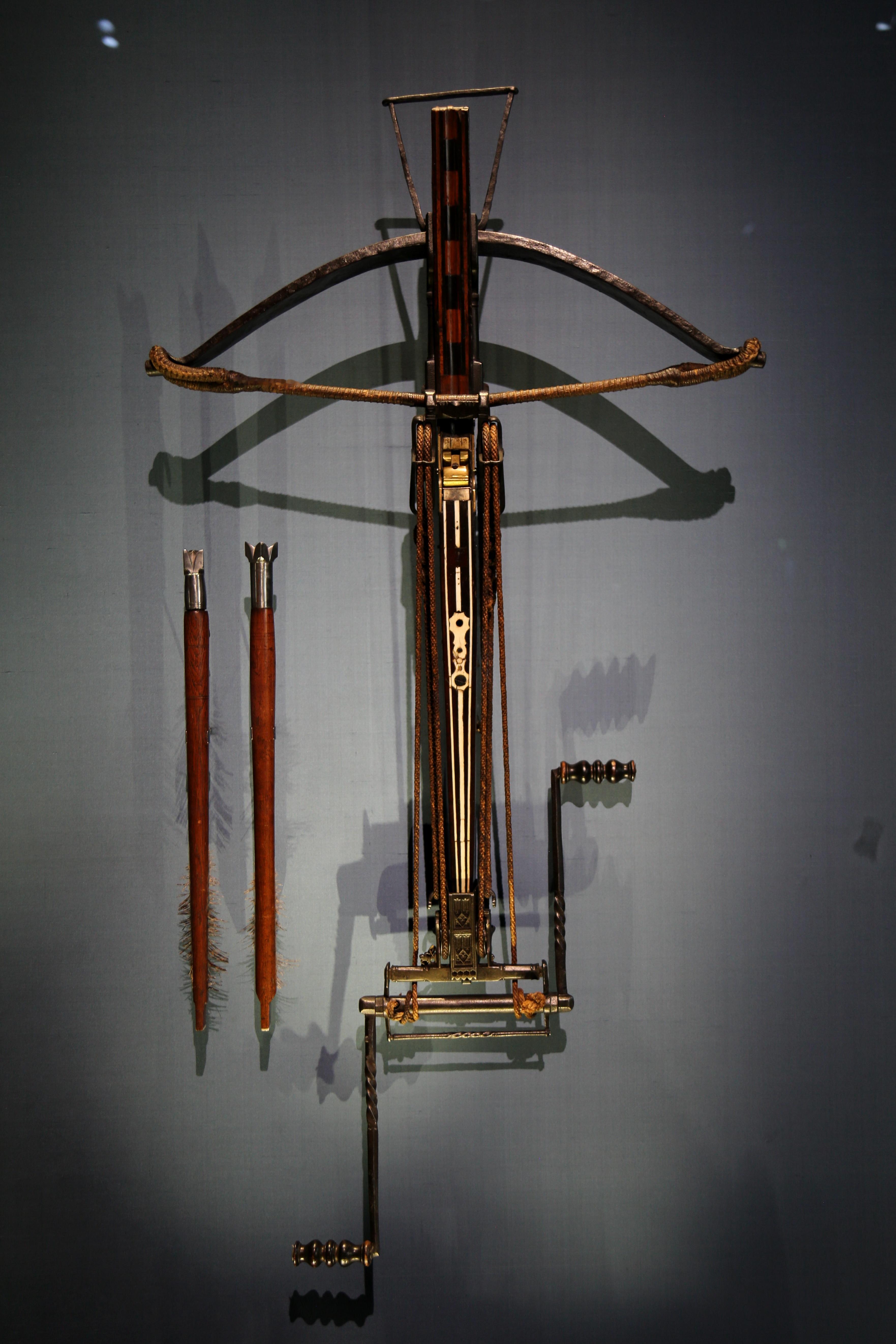 德国德累斯顿王宫博物馆收藏的15世纪，有机械助力拉弦功能的木钢复合重弩，重达11