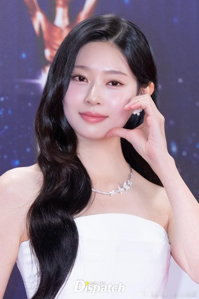 19日， 出席第46届青龙电影奖颁奖典礼红毯活动。 