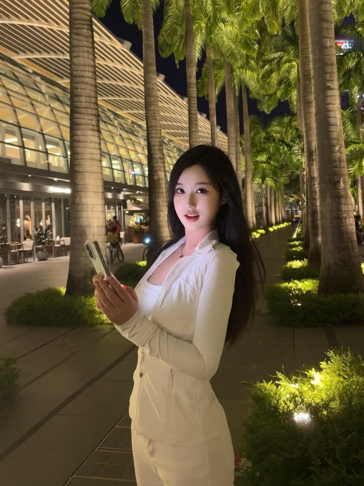 夜晚漫步在灯火阑珊的街道，手机记录下这美好的瞬间。