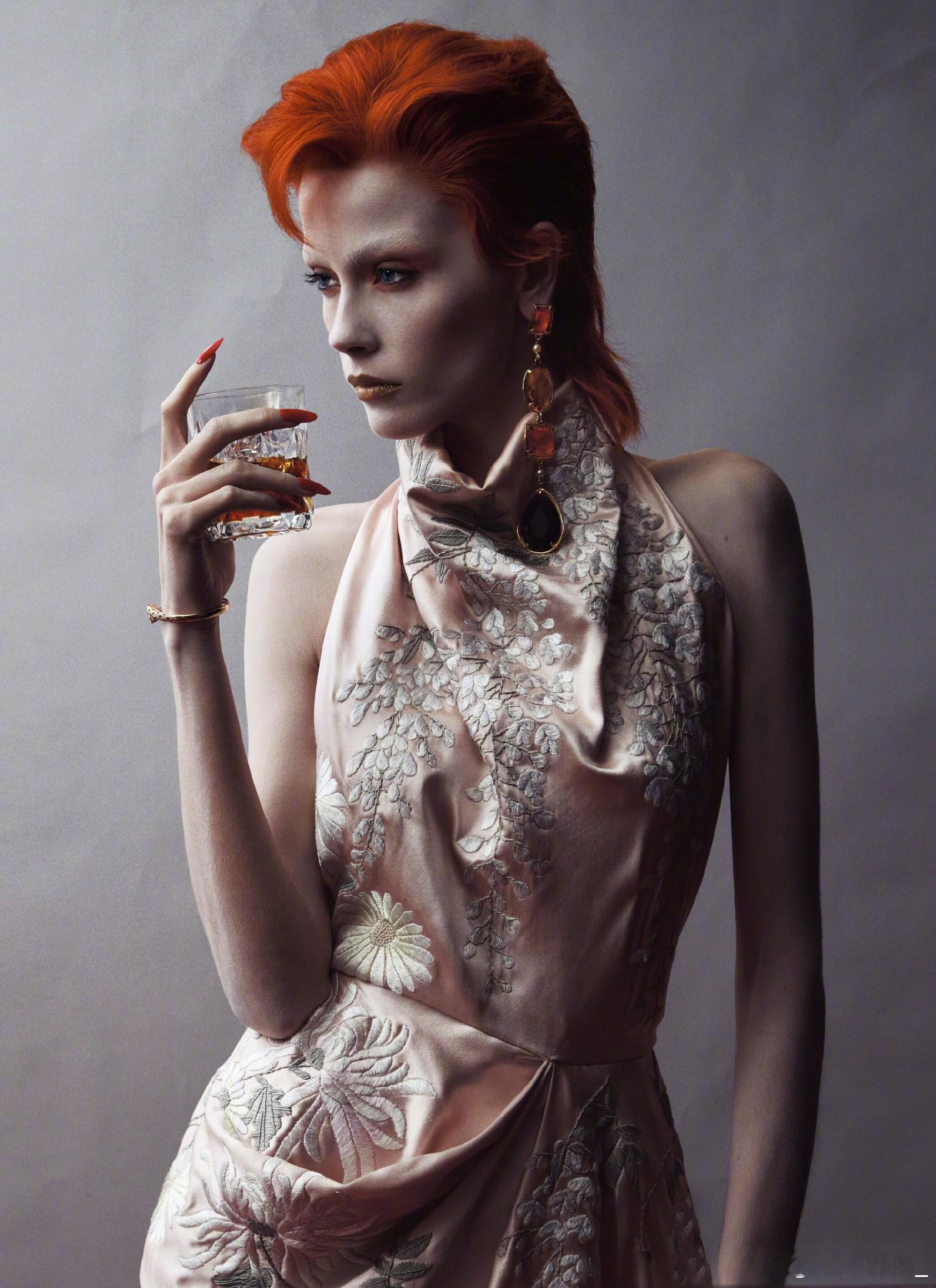 V Magazine 秋季刊，巴西模特 Letícia Hall 身着新季时装，