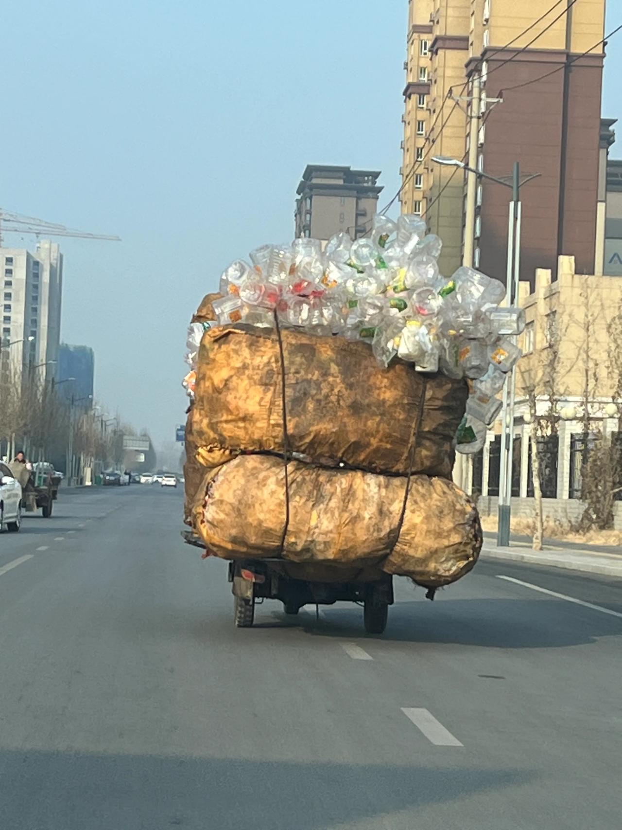 请看到这照片上的情况，给出一句文案