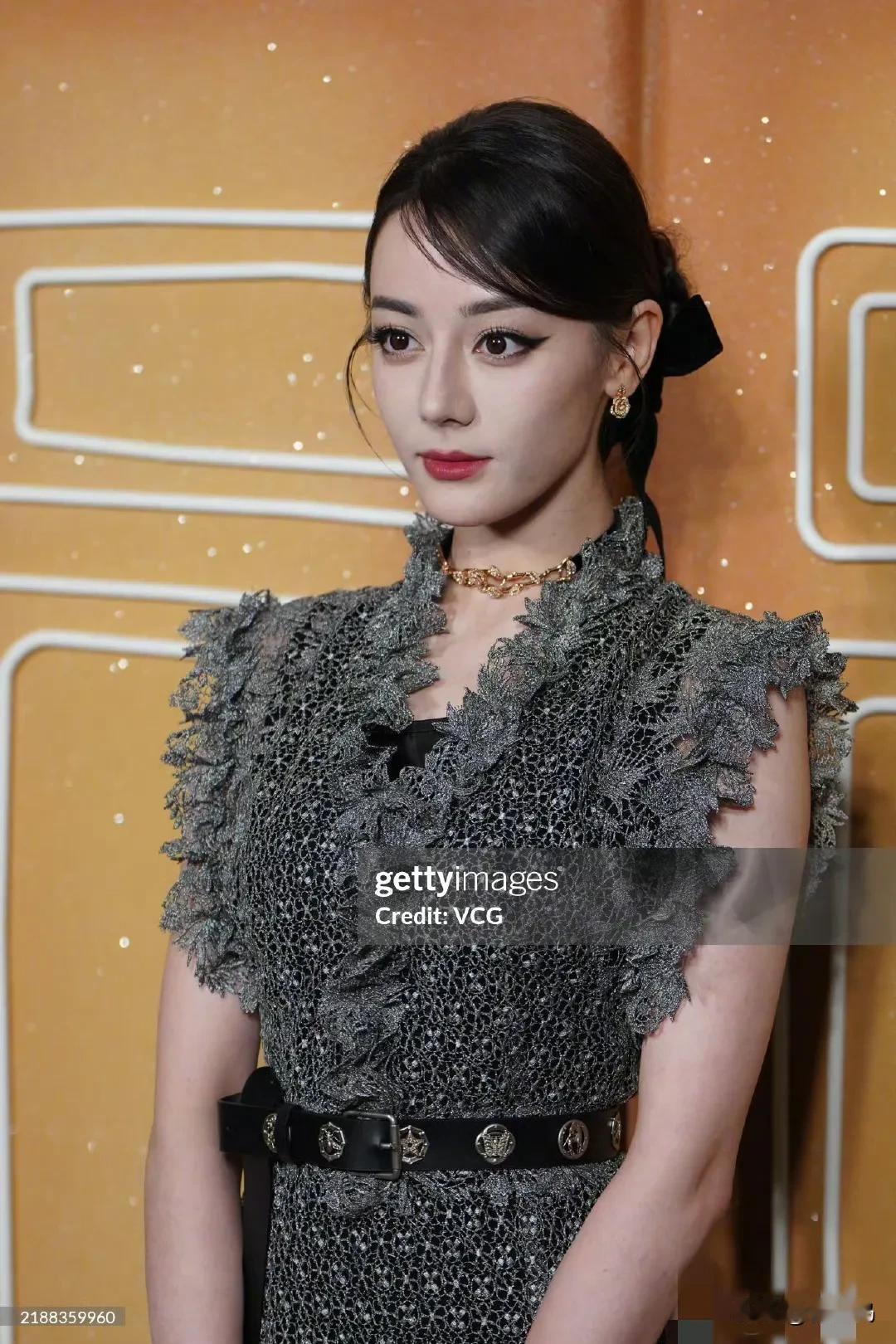 迪丽热巴今晚不好看[打脸]，她怎么画这样的大浓妆啊，感觉脸上特别男气，浓妆显得她