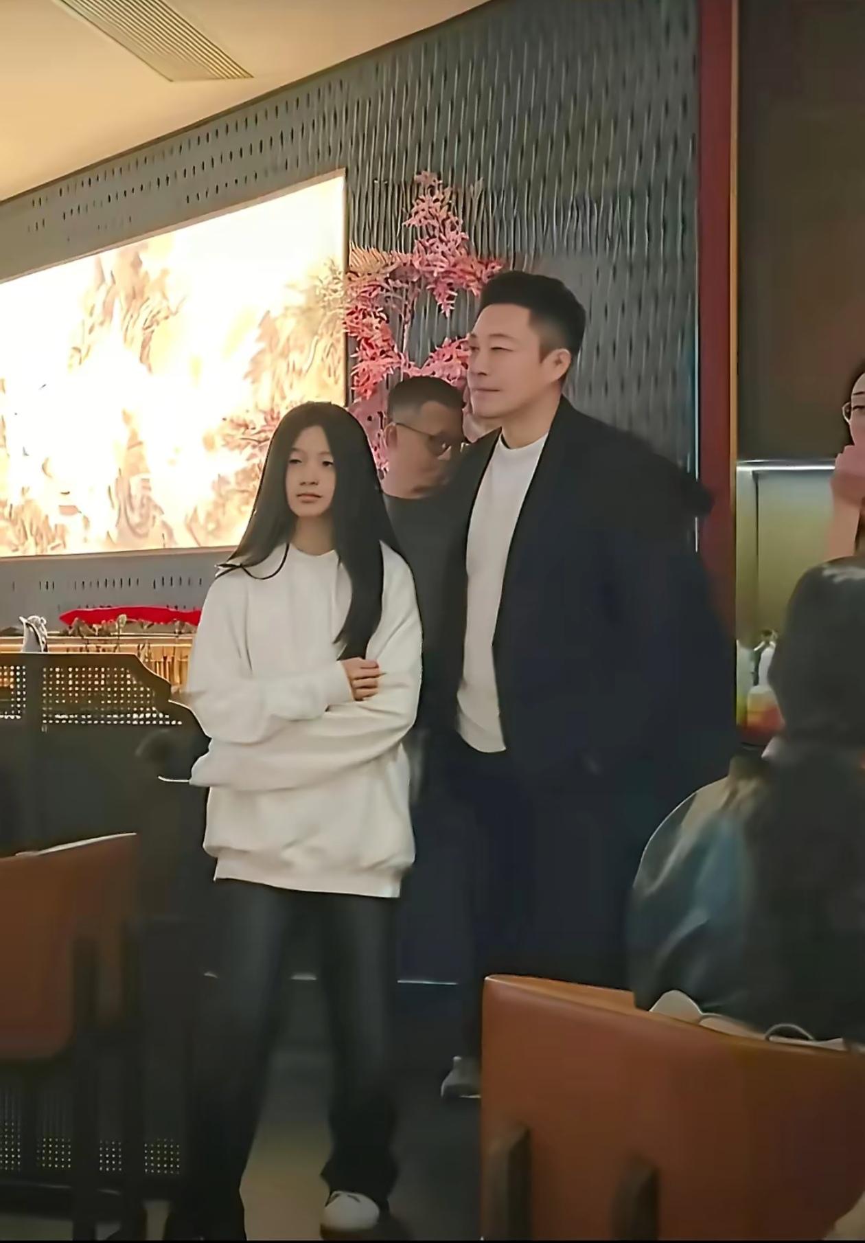 汪小菲携女儿小玥儿现身广州麻六记，展现暖心父爱。小玥儿遗传母亲大S的优雅气质，如