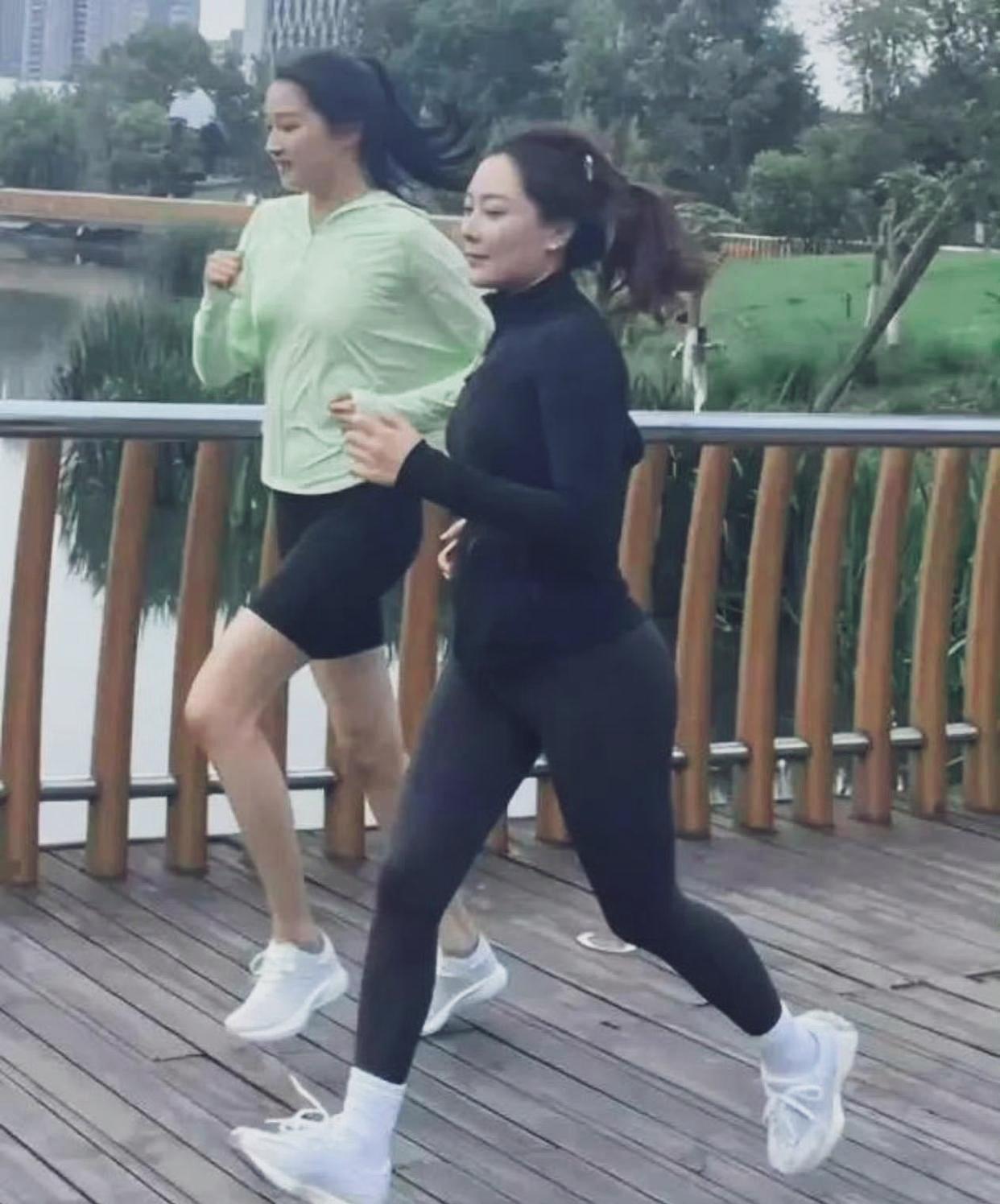 关晓彤跑步的画面，大长腿真长。