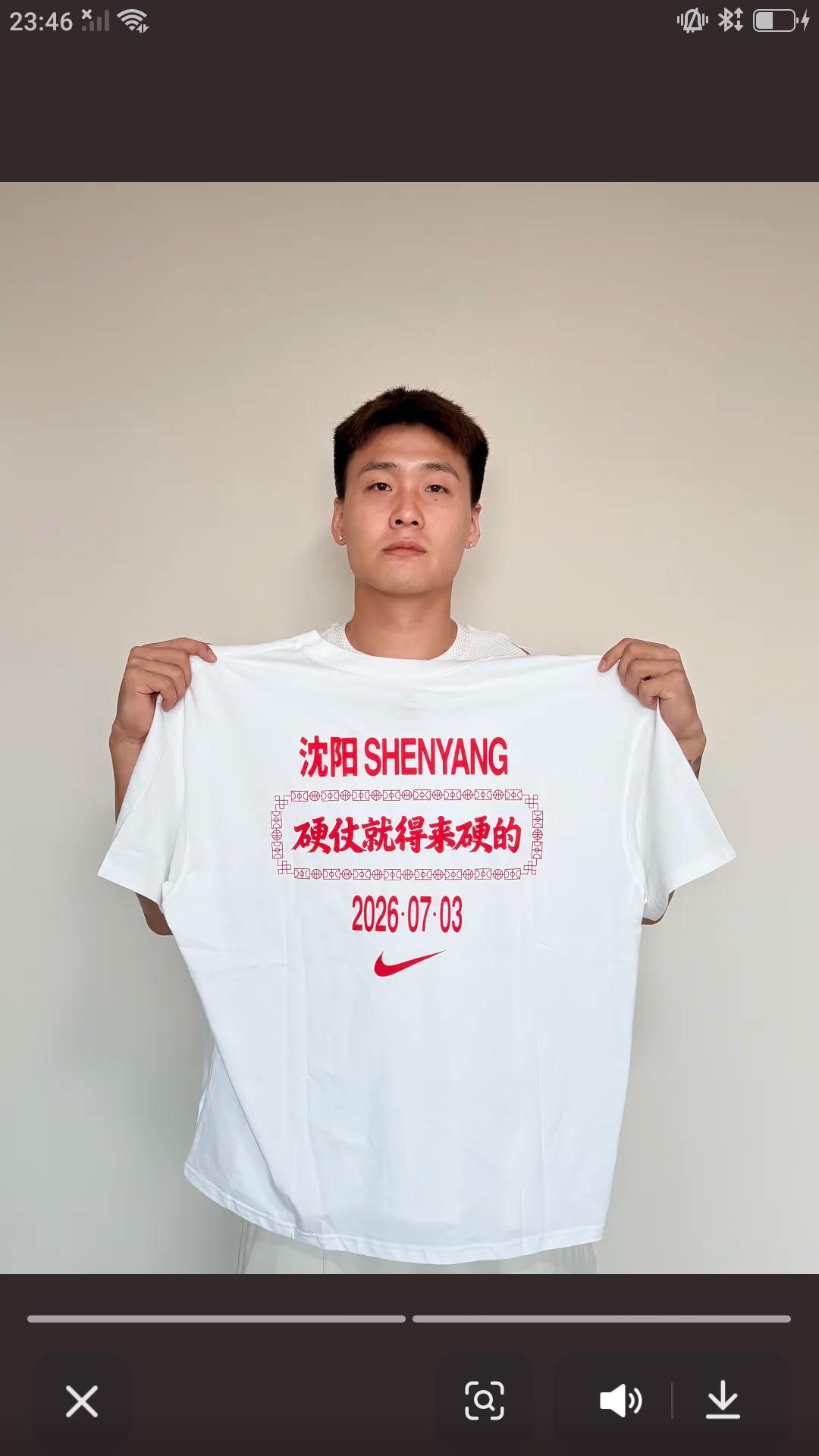 【昨天中国男篮前队长赵睿更新作品，赵睿身穿白色耐克体血衫，上面写着沈阳硬仗就得来