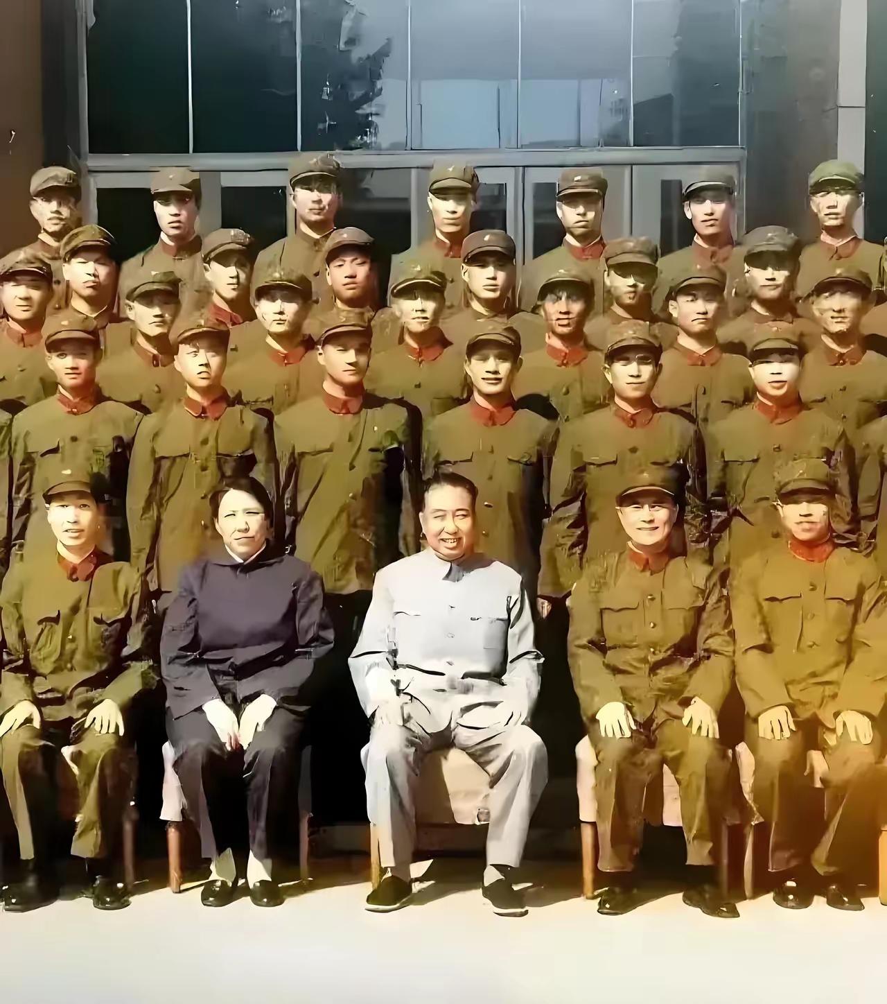 1981年，华老与夫人韩芝俊和警卫班战士的合影，他艰苦朴素、勤俭节约，和战士们相