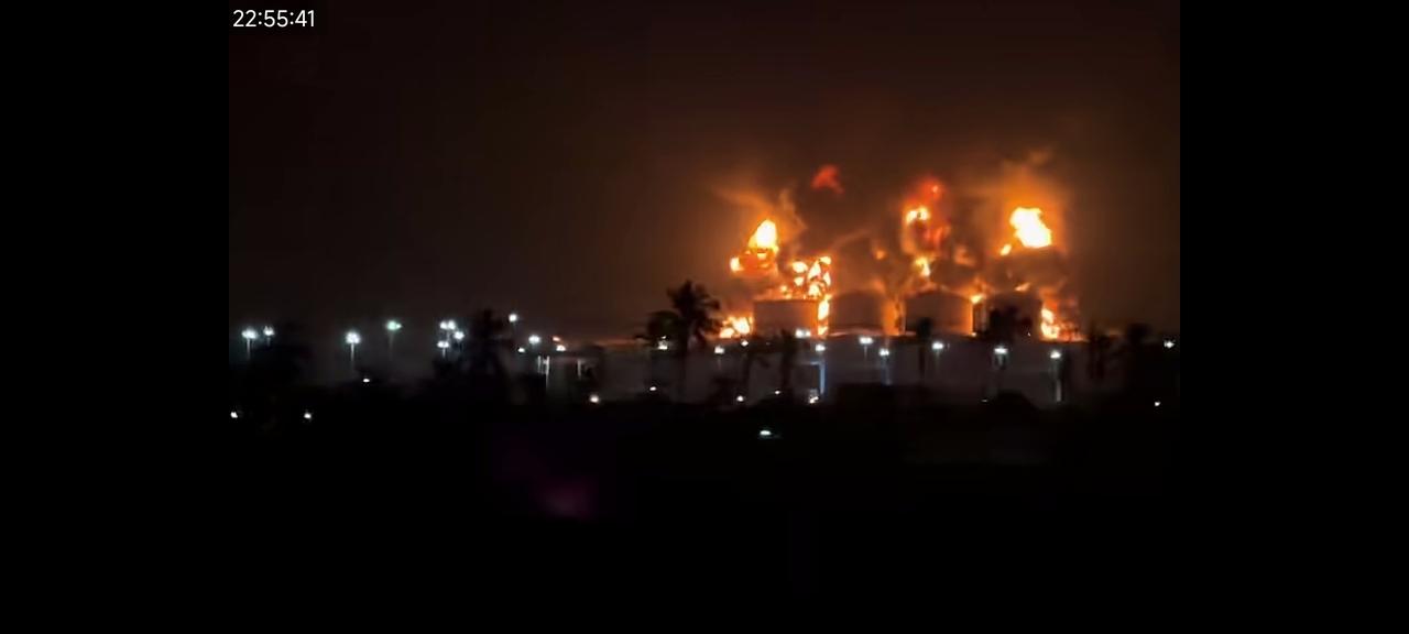 外网有声音质疑是以色列干的，以此借国际力量给伊朗制造压力！

阿曼南部塞拉莱港的