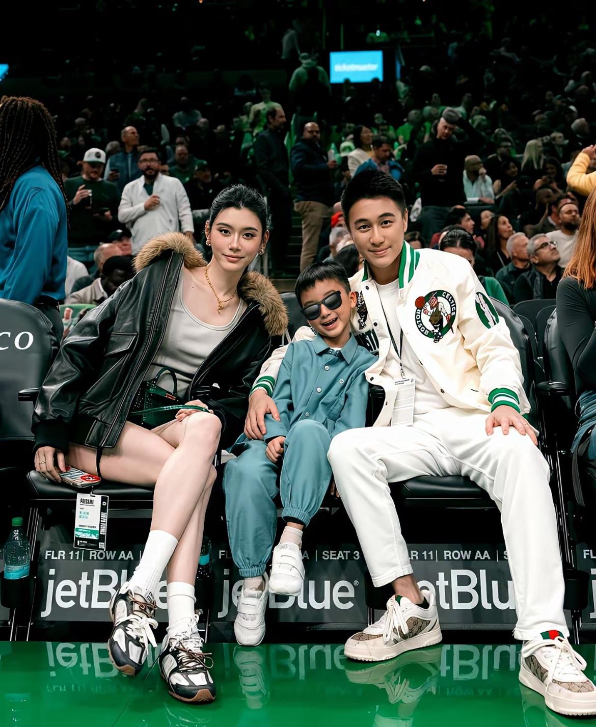 2.5万美元一张票，娃才6岁已坐八回。
​我把这条新闻读了三遍，发现何猷君根本不