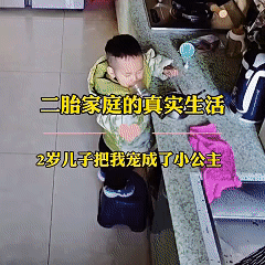 这孩子把人看哭了！近日四川南充，妈妈突然肚子痛躺在床上休息，两岁的儿子知道后自己