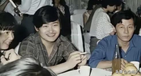 这是八十年代刘欢参加友人聚会的一张旧照，那时他才二十多岁，一头浓黑亮发，满脸笑意
