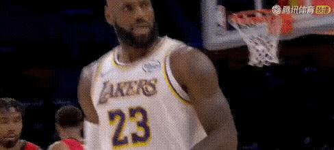 领袖散步时，四个兄弟守住了江山。
湖人后场4防5，詹姆斯在镜头外。
他不是累了。