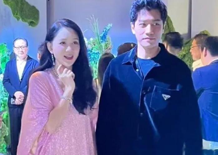 当然婚礼的看点不止新郎新娘的姐弟恋，还有就是明星阵容。毕竟萧敬腾走红十几年，在娱