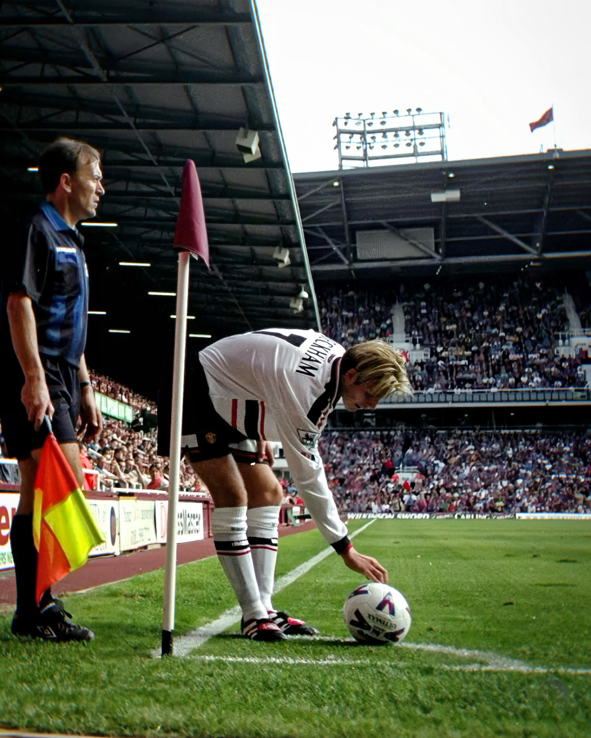 1998/99赛季的贝克汉姆这款白色客场球衣，我觉得就得贝克汉姆穿才帅。true