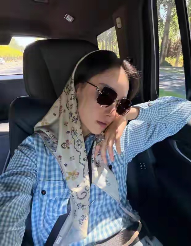 倪妮考驾照太卖力了，素颜戴墨镜用丝巾包头，做足了防晒工作！ ​​​