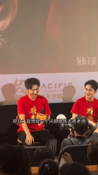 观众让陈大愚剃陈佩斯同款发型 陈大愚接梗又快又准，喜剧天赋拉满！和佩斯老师搭档《