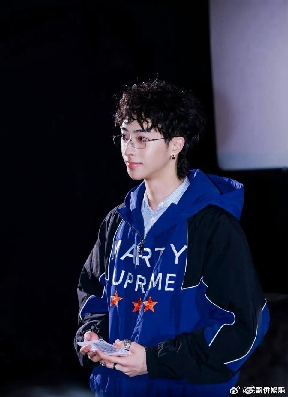 恩利首次主持就是采访甜茶 梦幻联动照进现实！他首秀状态超稳，松弛中带着从容，英文