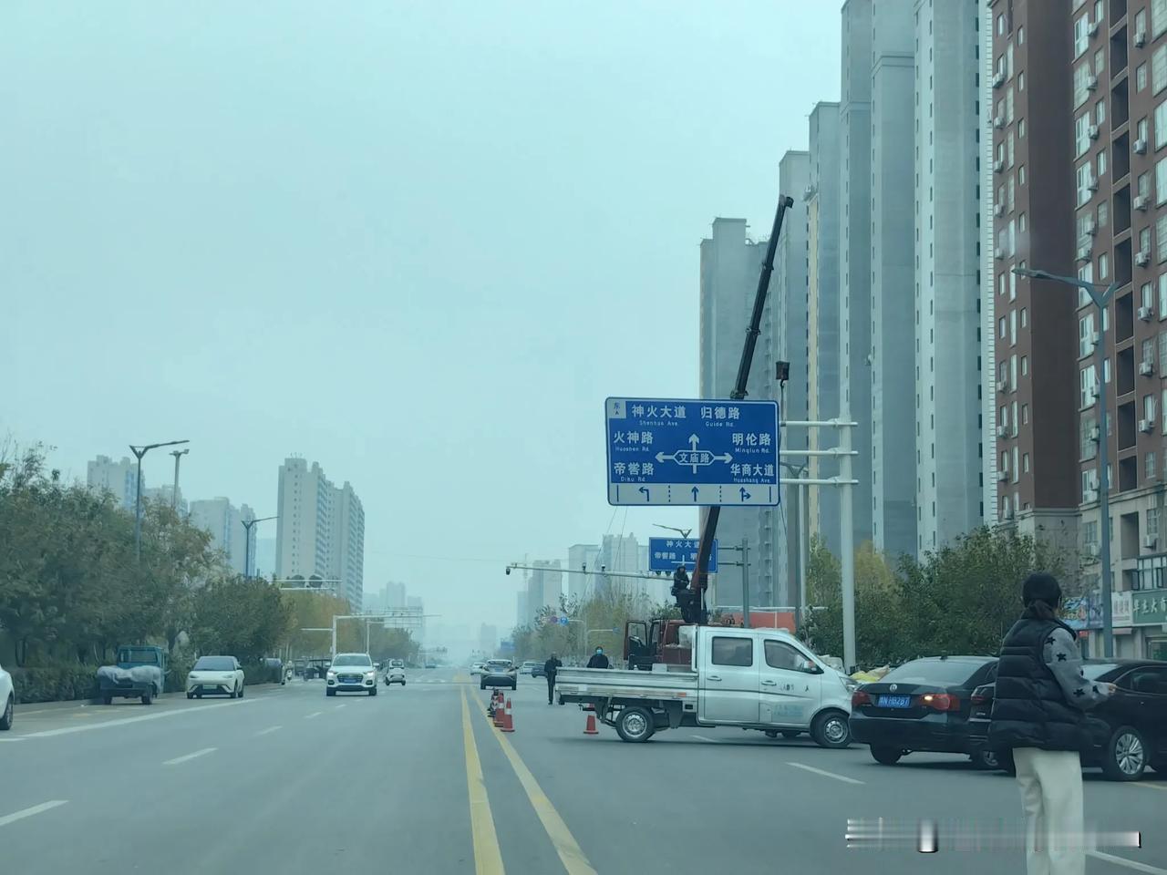 商丘市区的道路愈发规范了！你瞧，在商丘市第四人民医院北门的文庙路上，竟然开始安装