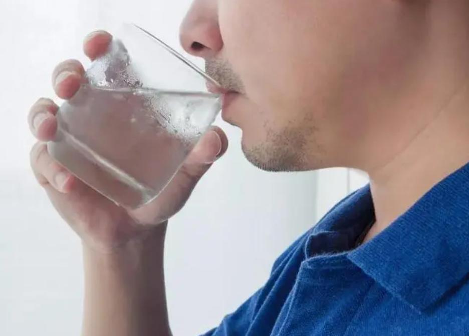 再这样喝水，你的肾就废了！医生多次提醒：3种喝法,是在给肾上刑

“那时候我真不