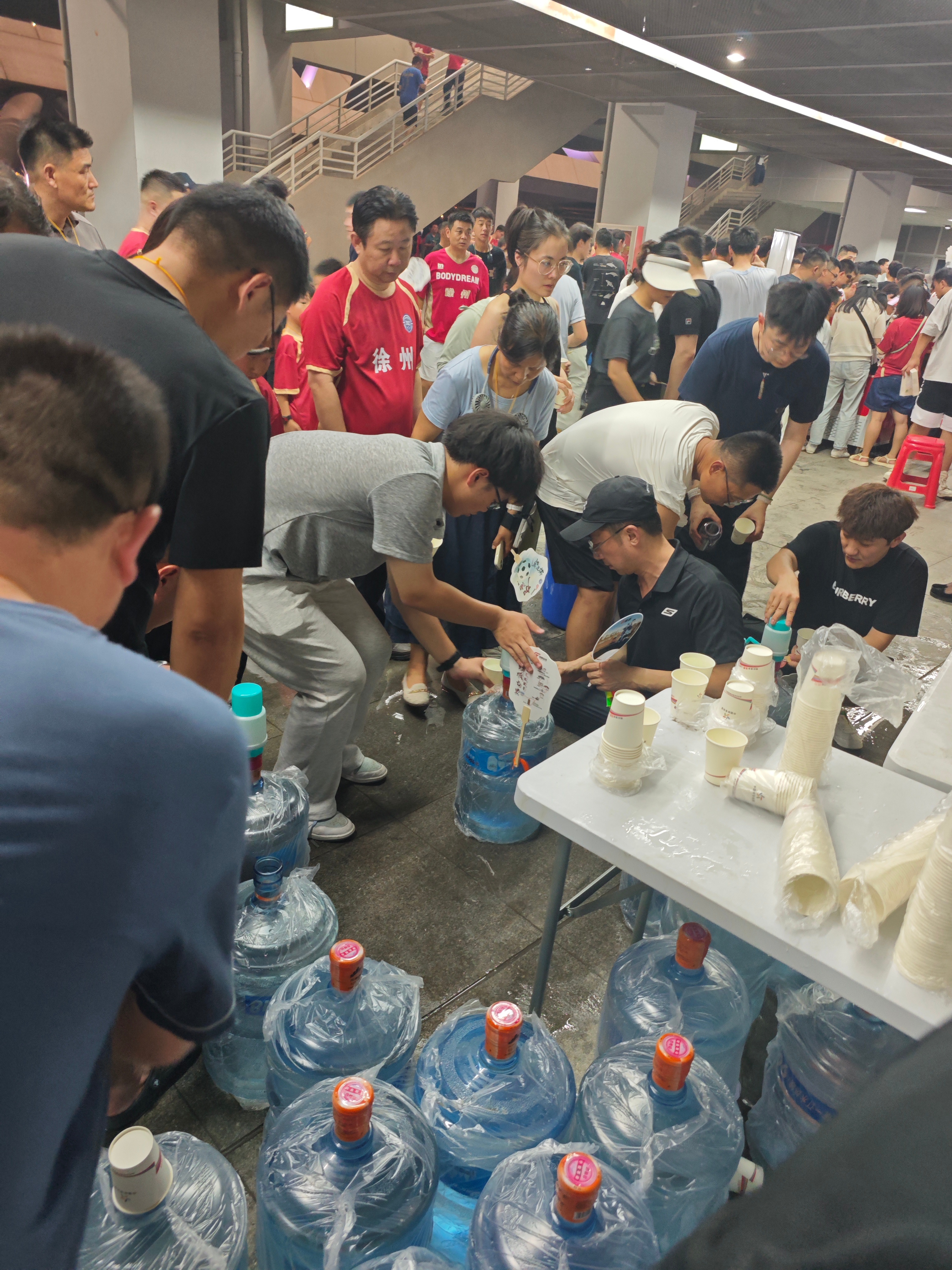 #苏超# 苏超徐州对南通，中场休息，主办方免费提供饮用水，大赞！#苏超苏北王vs