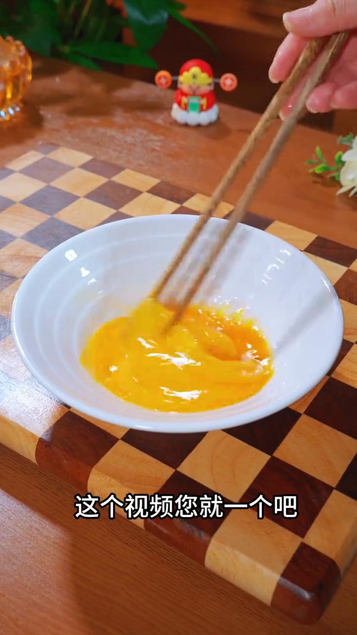 蛋黄焗山药。
家人们注意看，以后山药买回家别再只会炖汤了。今天去西餐厅吃饭的时候