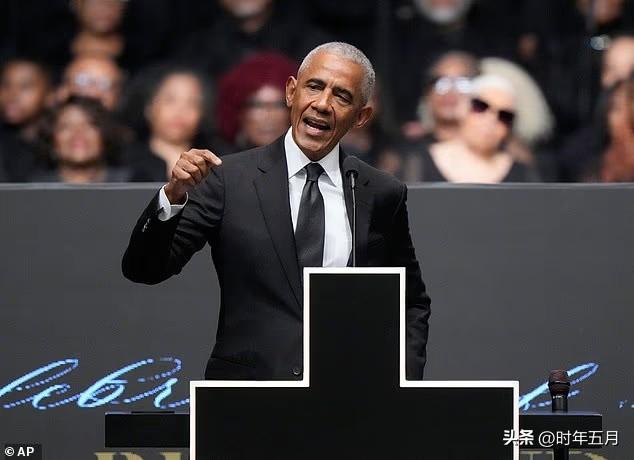 巴拉克·奥巴马在杰西·杰克逊牧师的葬礼上对唐纳德·特朗普的美国进行了猛烈抨击，声